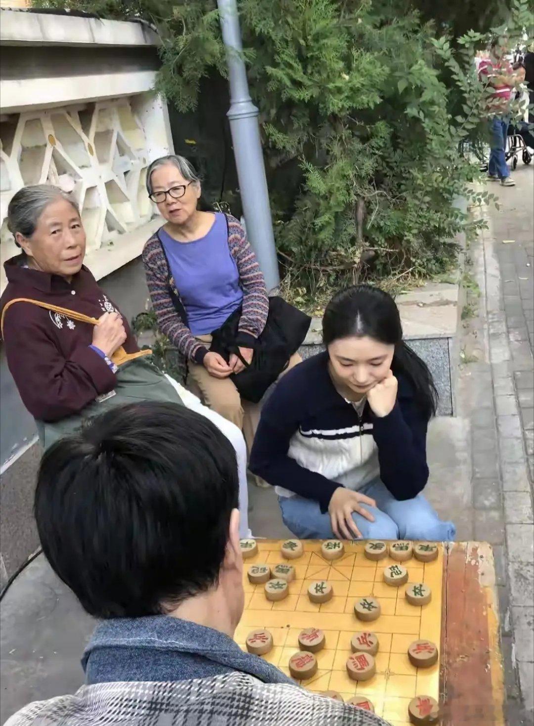 刘浩存被偶遇和大爷蹲路边下棋，素颜状态引热议：这才是真实的她 ​​​