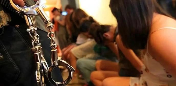 新疆，一在缓刑期的男子先后与2名女性进行了4次身体交易，其中还有一名女性未满16