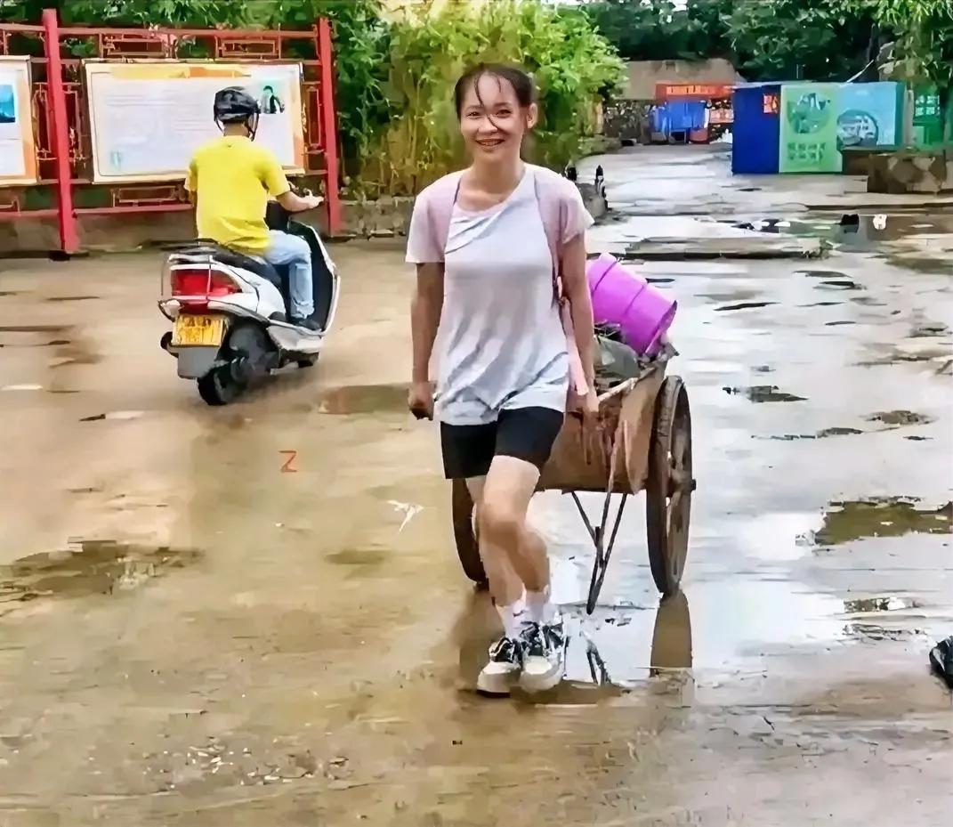 这个女孩拉着小车微笑的样子，真美！

高考结束后，这位来自农村的高考女孩，用一辆