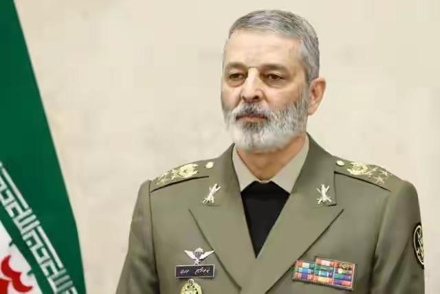 4月2日，伊朗军队总司令阿米尔·哈塔米下达命令，要求军队保持高度警惕，严密监视美