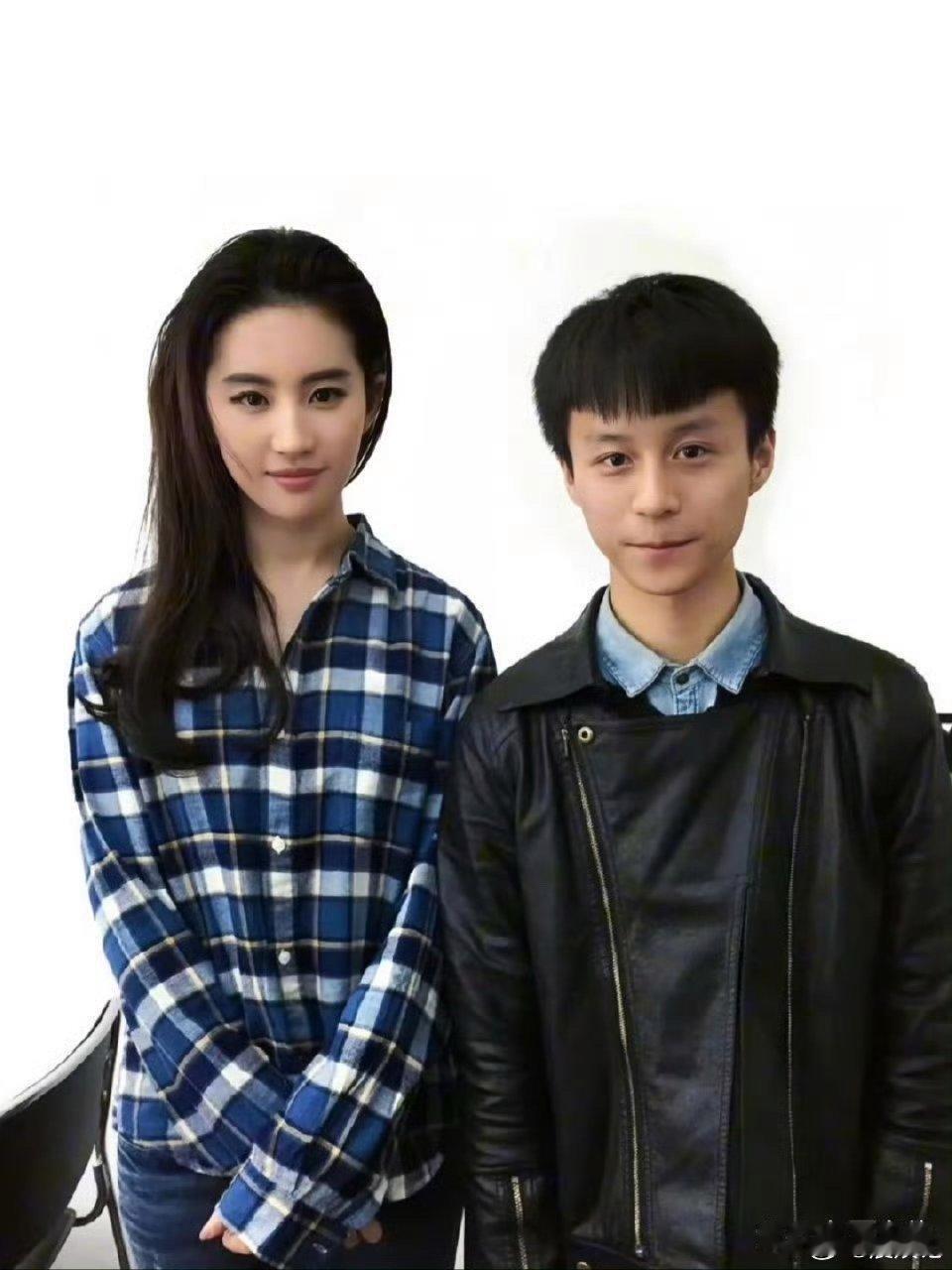 刘亦菲和路人拍照，看着真自然，感觉好亲切 ​​​
