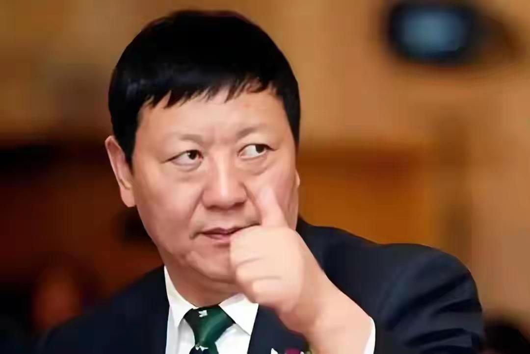 蒙牛创始人牛根生的经历堪称传奇。他出身贫寒，被卖后养父待他不好，14岁辍学放牛。