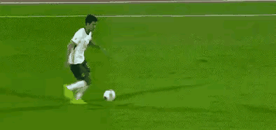 国足vs日本门票全网售罄 王子铭还是非常敢于做动作的，这就是踢球自信的表现，如果