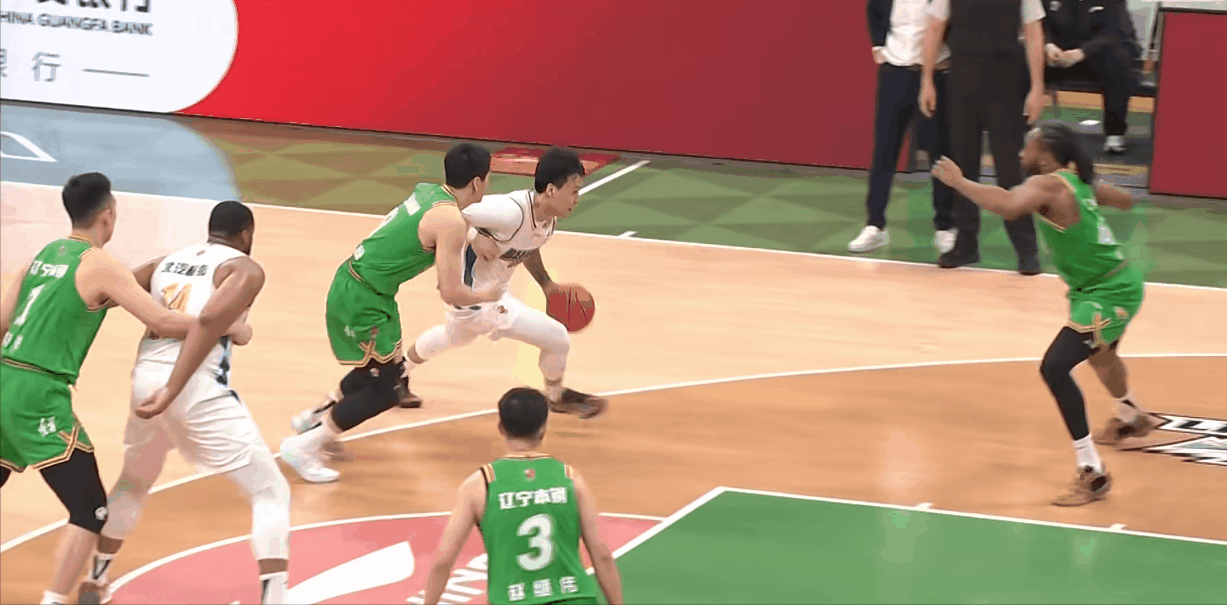 赵睿第三节独砍14分2助1断率队翻盘 北京三节三分领先辽宁

辽京大战第三节迎来