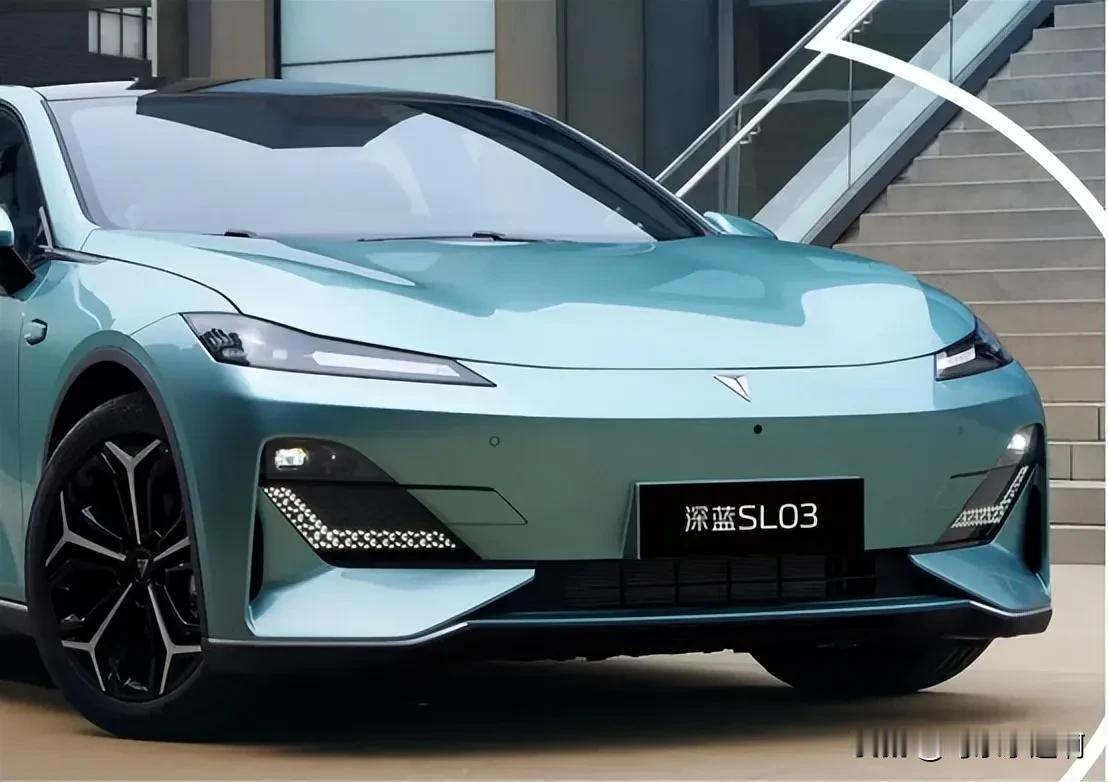 深蓝SL03在车身侧面，新车也没有变化，大溜背轿跑式线条，隐藏式车门把手，无框车