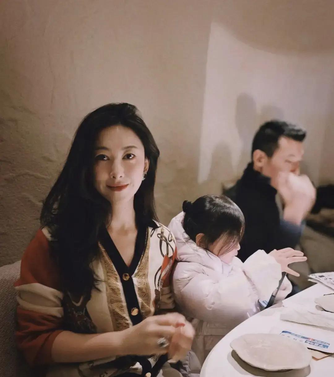 今晚看到朱珠晒的饺子照，突然懂了什么叫“反内娱套路”。
25万点赞背后，是她外籍