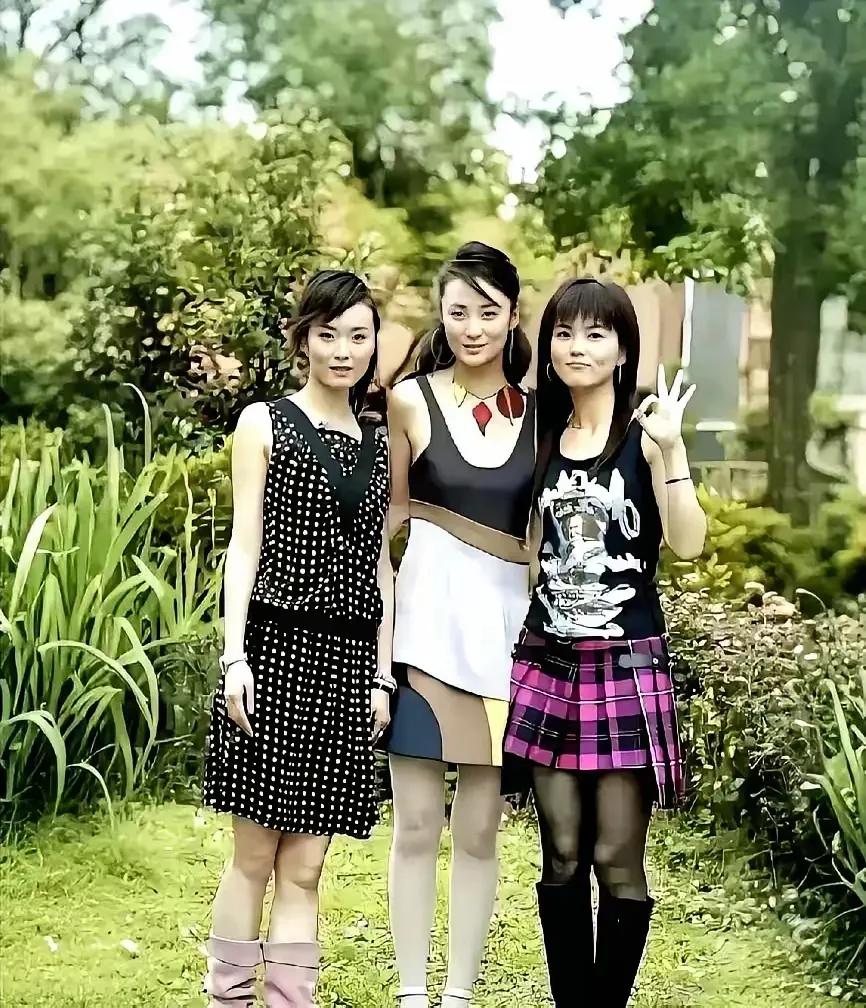 谁的青春不美丽？李湘21岁，蒋勤勤22岁，王艳23岁。
C位蒋勤勤，皮肤白皙，身