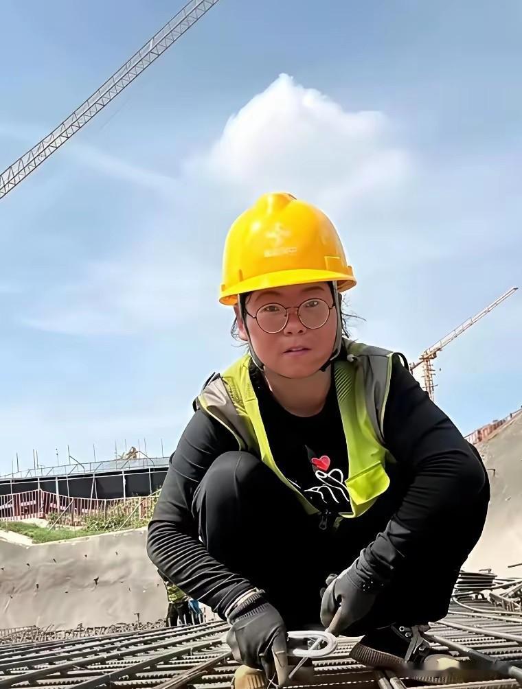 这是一个关于25岁女孩的故事，她在陕西的工地上当女钢筋工。来自四川巴中的女孩刘燕
