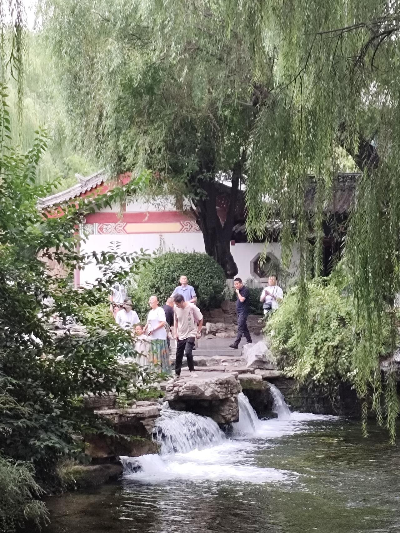 这里泉水叮咚，垂柳依依，远看去古色古香的建筑坐落在诺大个园林中。

这里游览的人