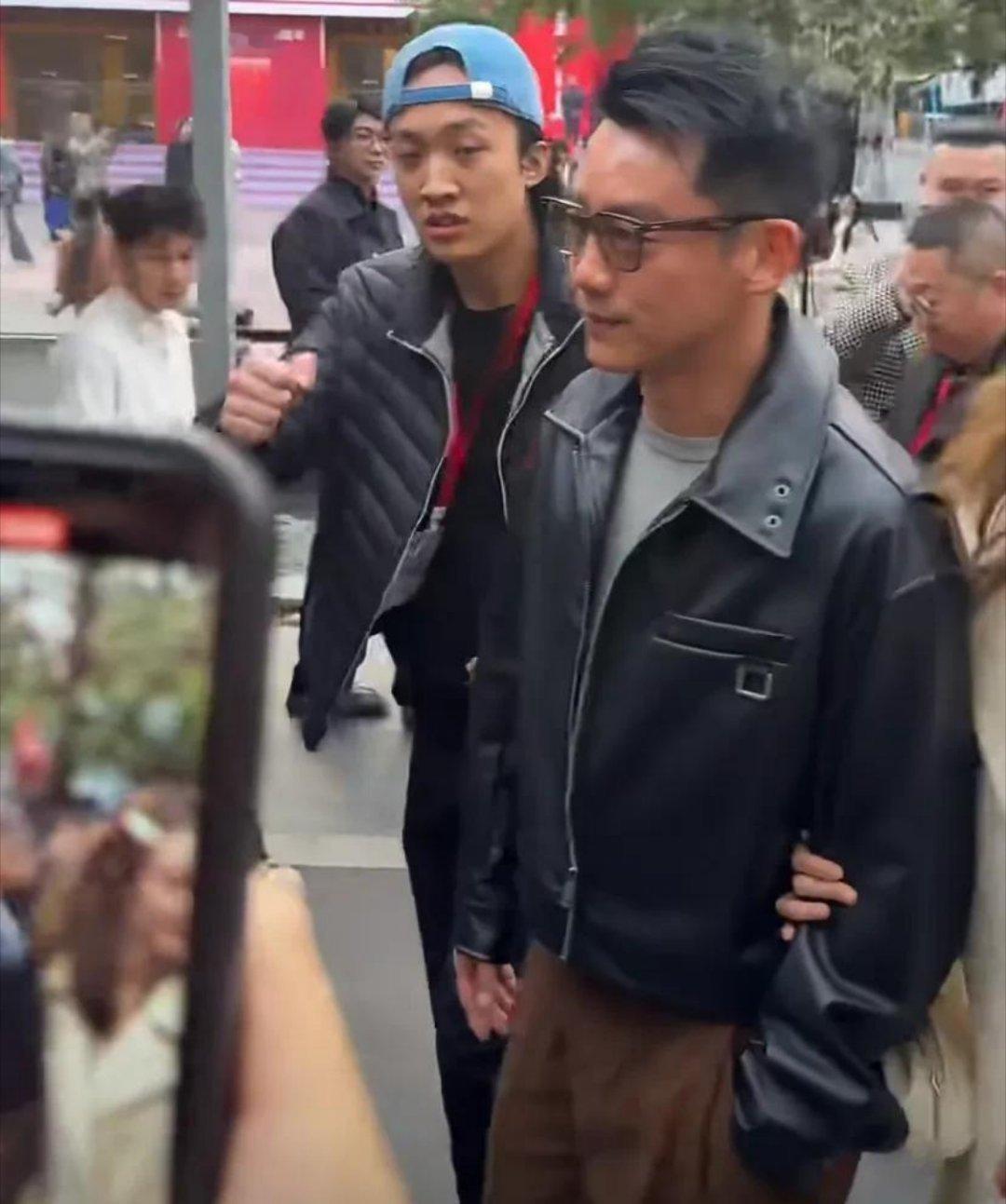 郑恺苗苗牵手参加上戏校庆夫妻俩甜蜜同框返校，苗苗穿白色羊羔毛外套显温柔，郑恺黑色