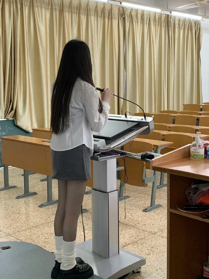 沃靠！第一次直观get到女大穿黑丝的杀伤力..室友在空教室练习演讲内容。。。被她