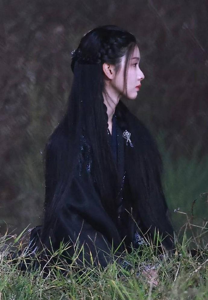 陈都灵大梦归离的黑衣路透，黑衣嘟嘟好有破碎感～ 
