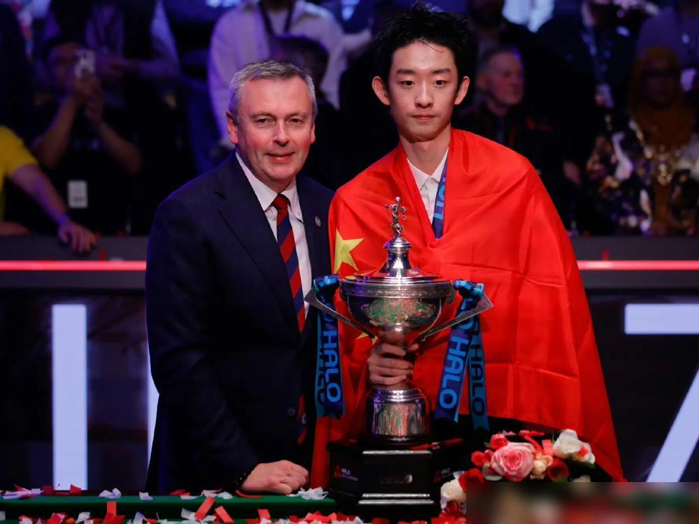 中国00后刚夺冠，斯诺克教父就怒批：不可原谅！外媒更追着问：你为什么不笑？
你