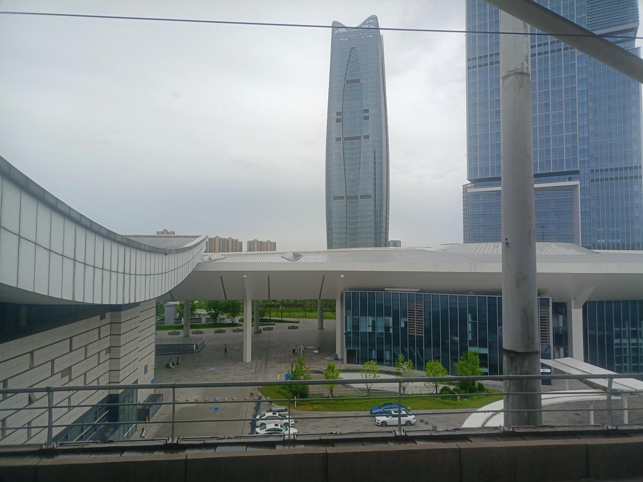 曾经被调侃为“叙利亚北站”的绍兴北站，如今已实现华丽转身。它成了集多种功能于一体