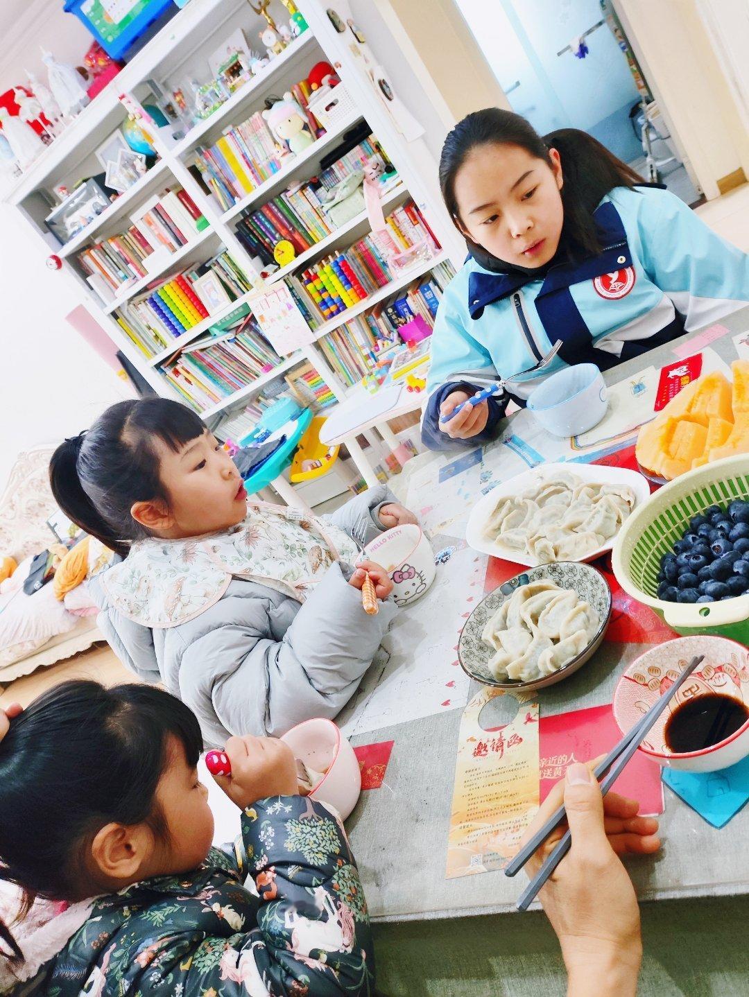 琦妙依吃兰么 好好吃饭，娃娃们的外婆塞的饺子吃上了，蒸了十斤面的包子忘完了没带，