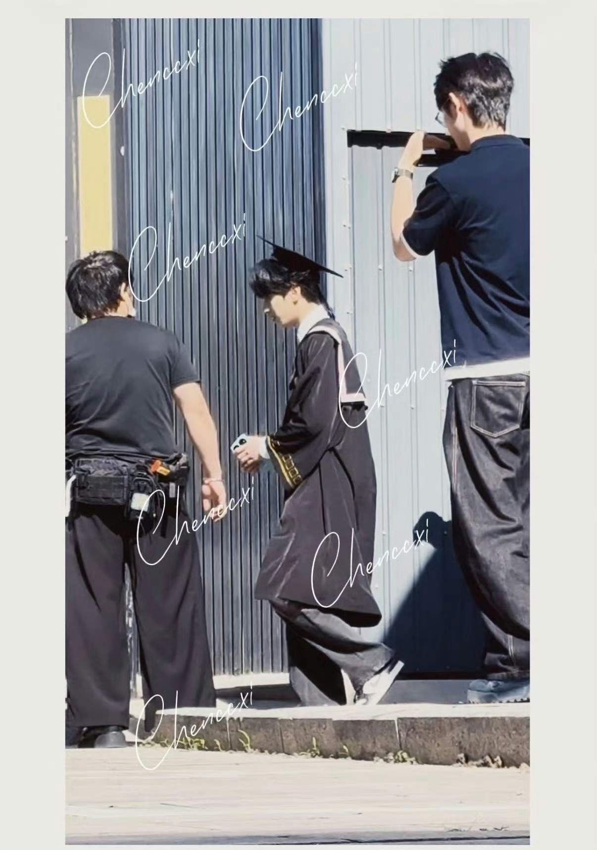 严肃等待纪录片中！ 