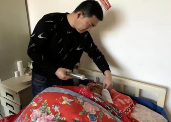 武汉一快递员小哥好心救下车祸老人，却反被老人的女儿诬陷，致使他有理也说不清，负债