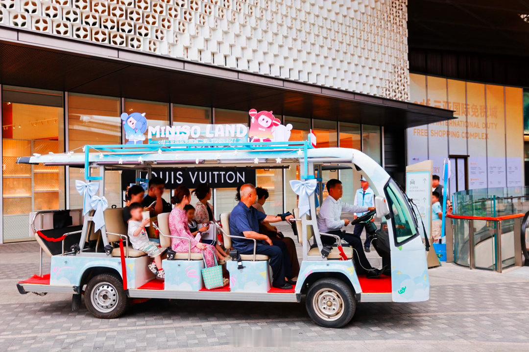 崔雨鑫在三亚续写炽热 本来只想去三亚逛免税城，结果被minisoland开业活动