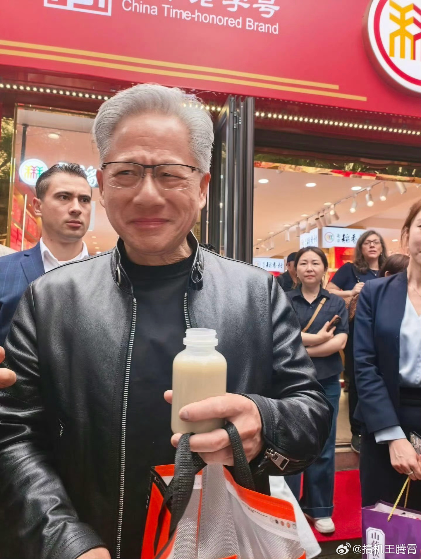 哈哈哈，上个月黄仁勋来北京不是喝了豆汁吗，现在黄仁勋谈喝豆汁感受，他说“你如果没