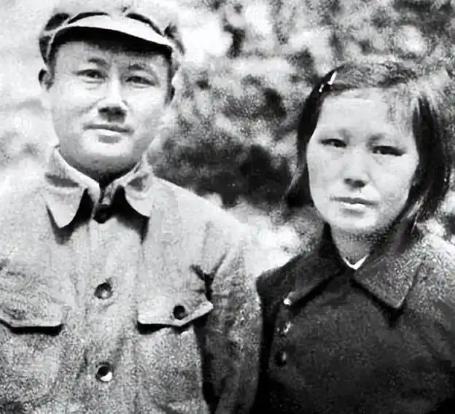 1937年，富农王学文猛然瞧见一个20岁的女战士瘫倒在自家门前。他左右张望发现没