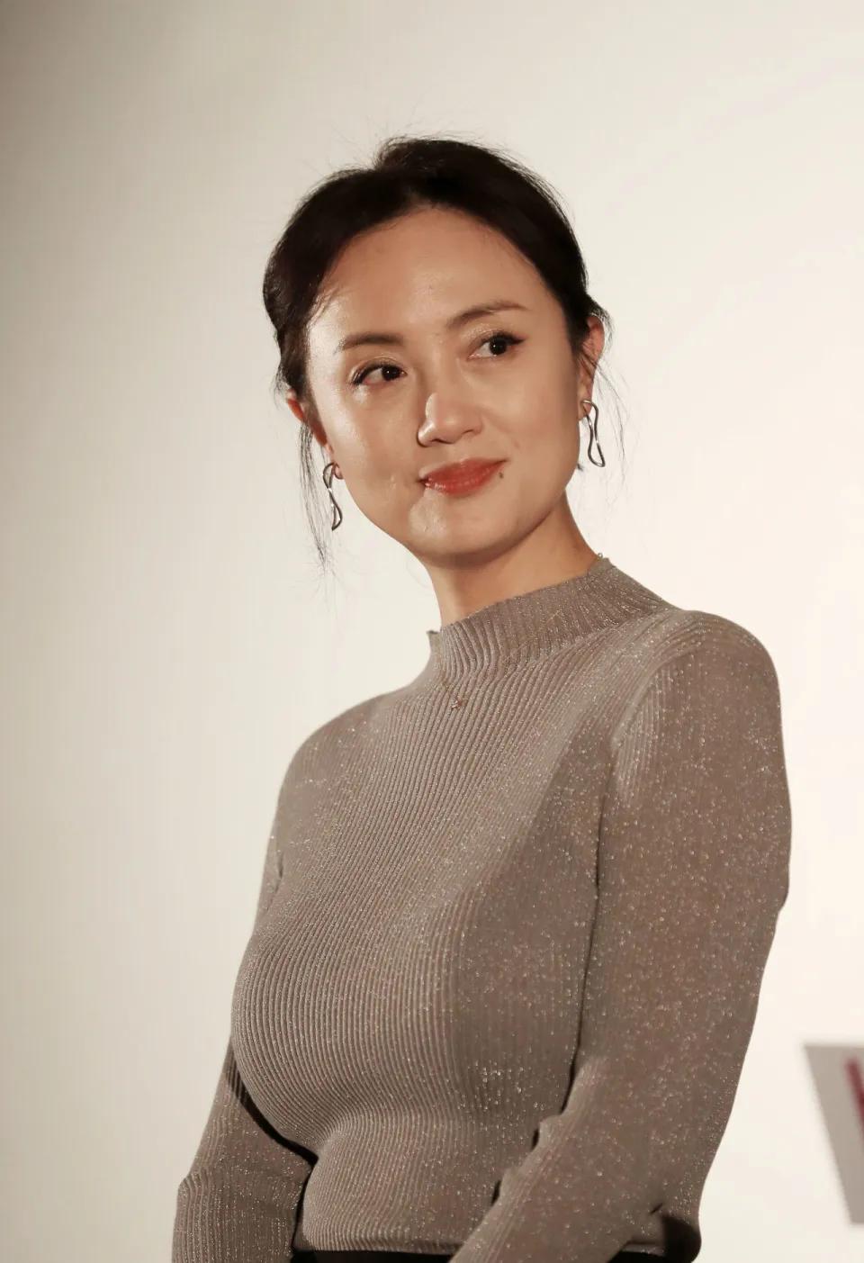 演员辛柏青说：“我和朱媛媛刚确立恋爱关系的时候是大一，没想到就被同学反馈给老师了