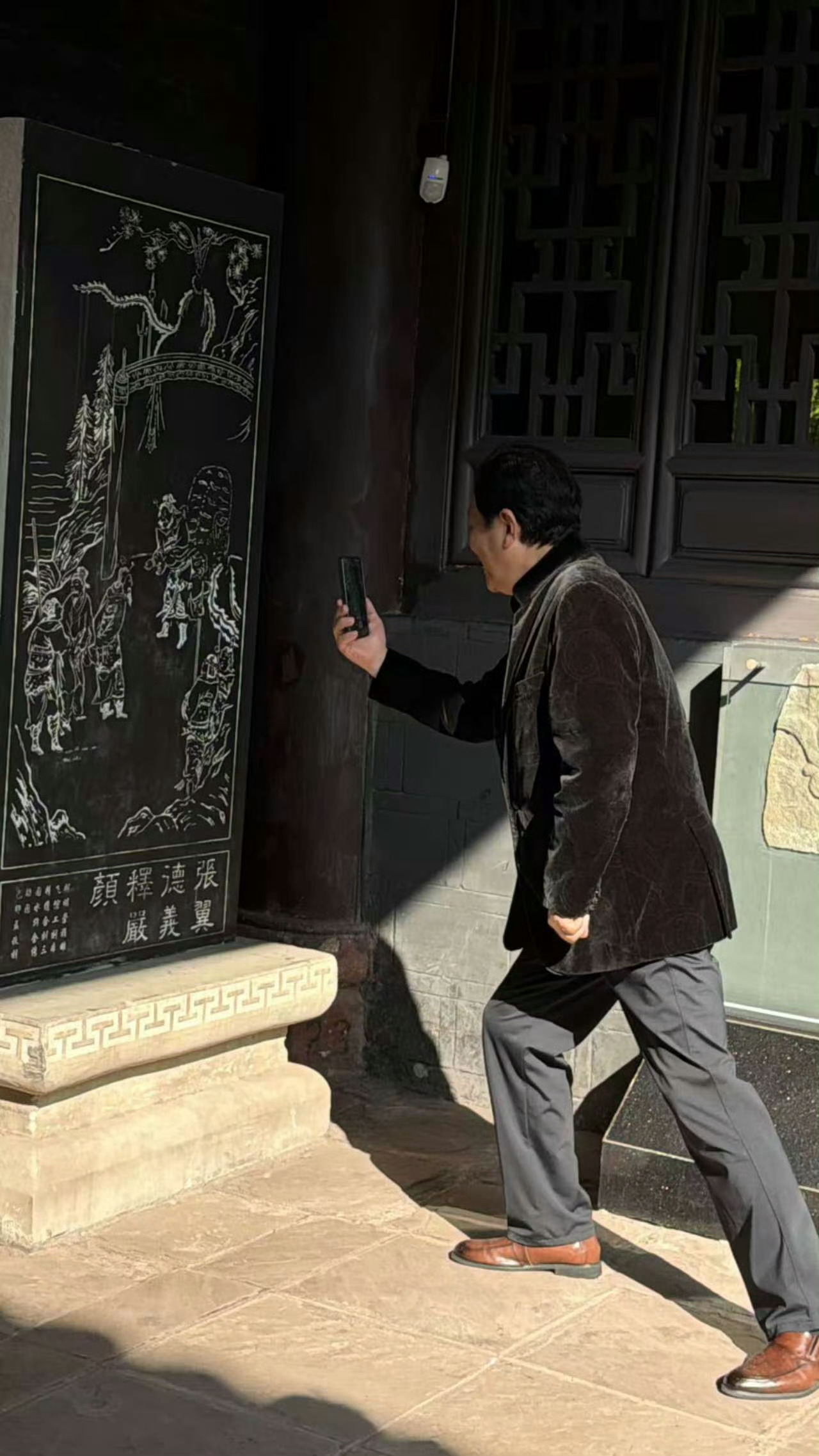 唐国强现身武侯祠“丞相”回府名场面！唐国强现身武侯祠品读《出师表》，经典扮相刻入