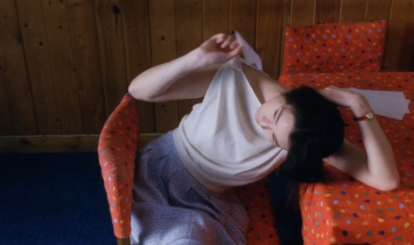 张曼玉 喝药那个画面真的拍的好美，每次看还是会被这个镜头美到。 