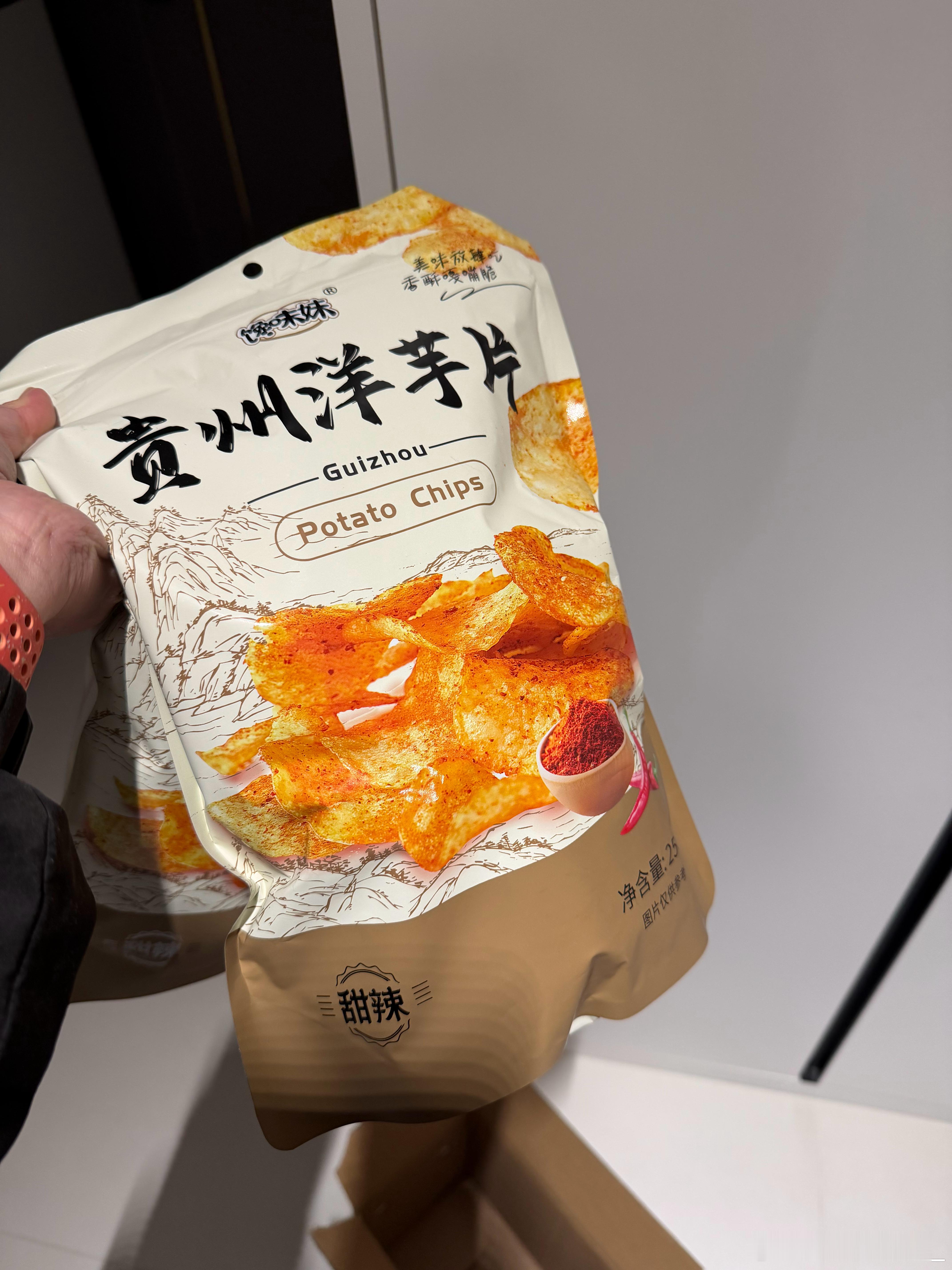 说实话我以前不喜欢吃这种贵州洋芋片，更喜欢乐事那类薯片，但是最近吃了这个甜辣味的