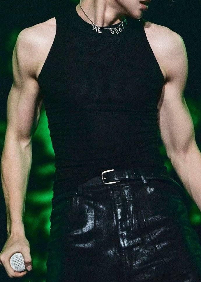 小鬼教科书式夸人 小鬼评价周震南那段，说得又细又准。南南在旁边听得不好意思，只能