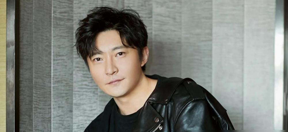 郭京飞能宠妻十年，是因为他比苏明成更会“装怂”。
你以为《都挺好》里敢对姚晨掐脖