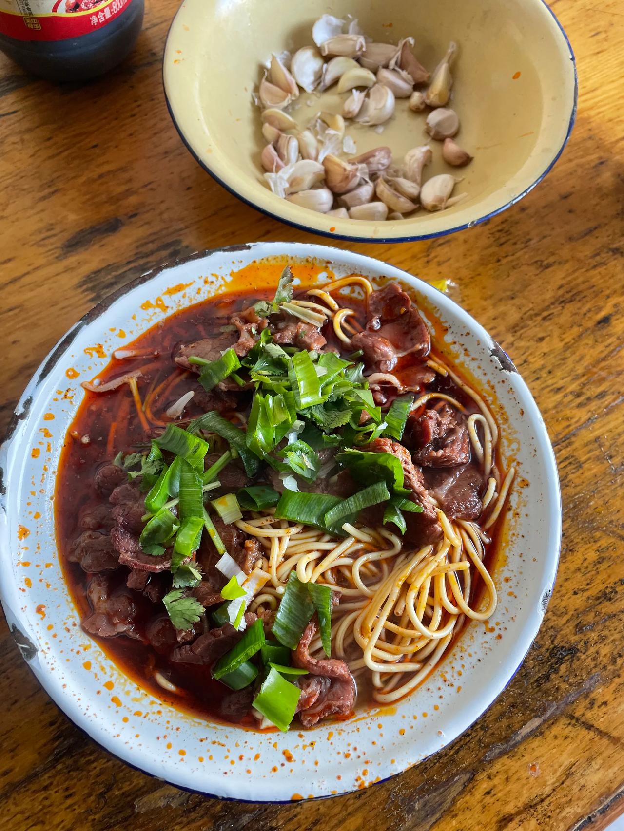 非常暴力的襄阳牛肉面，千里江山一片红。