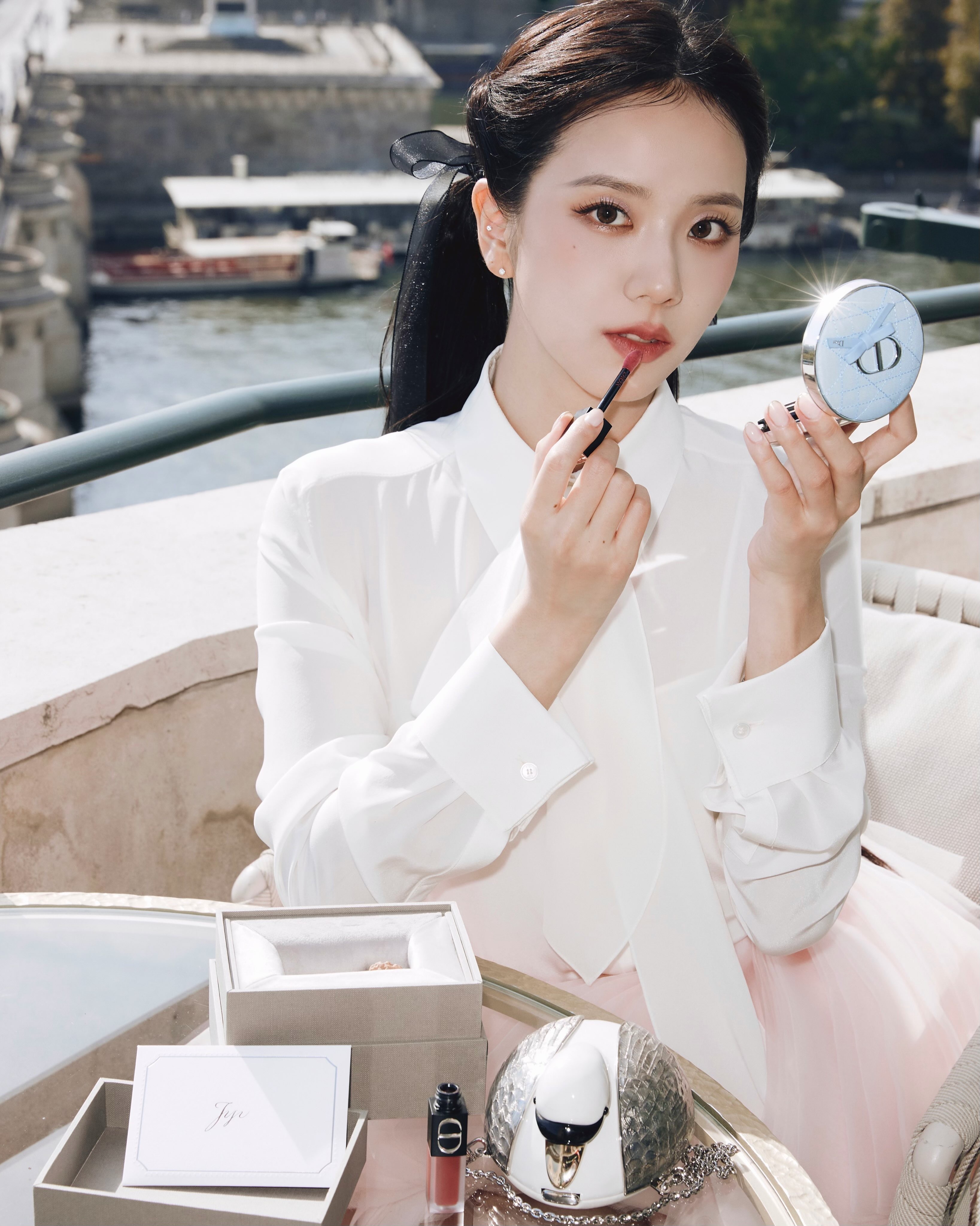 智秀 更新Get ready for the show with 💄so pr