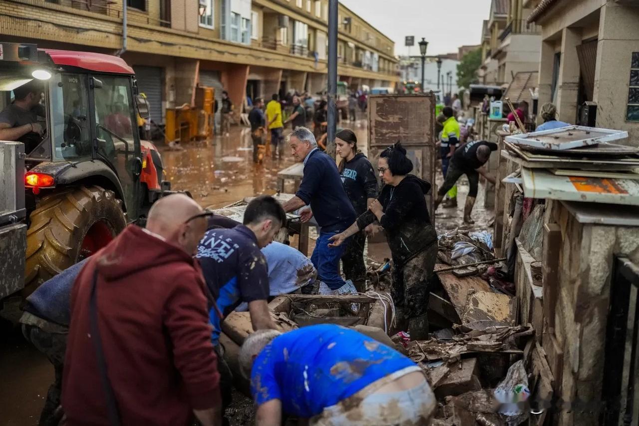 西班牙史无前例的暴雨和洪水造成至少155人死亡
马德里时间10月31日下午，西班