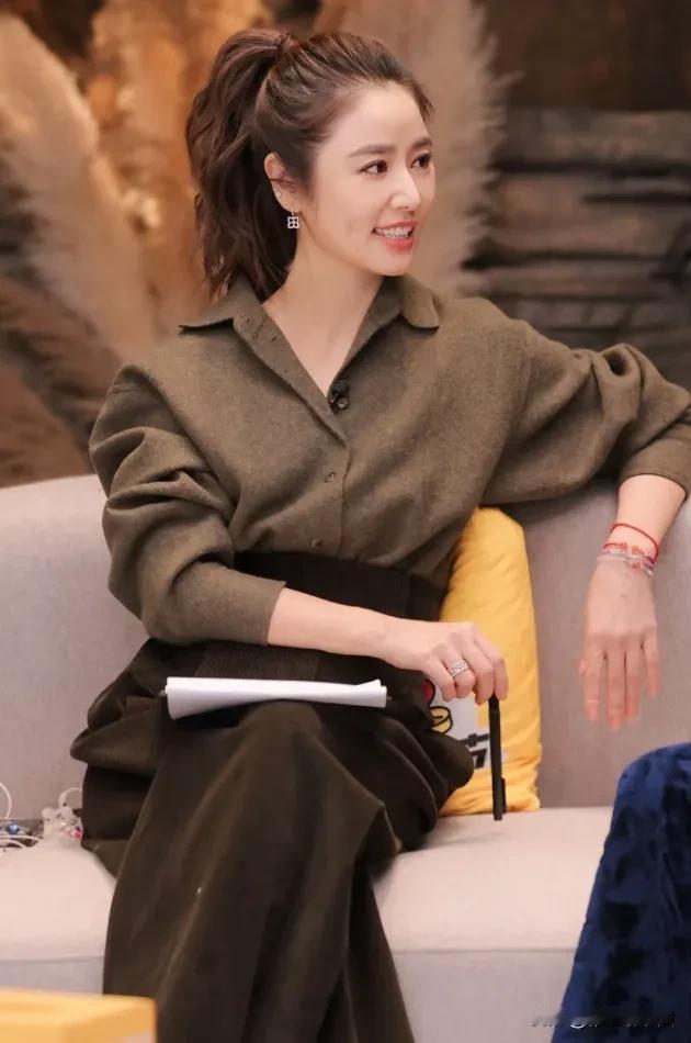 发现林心如的扎马尾也是很好看的，很显年轻活力，加上她的天鹅颈真的很优雅端庄同时又