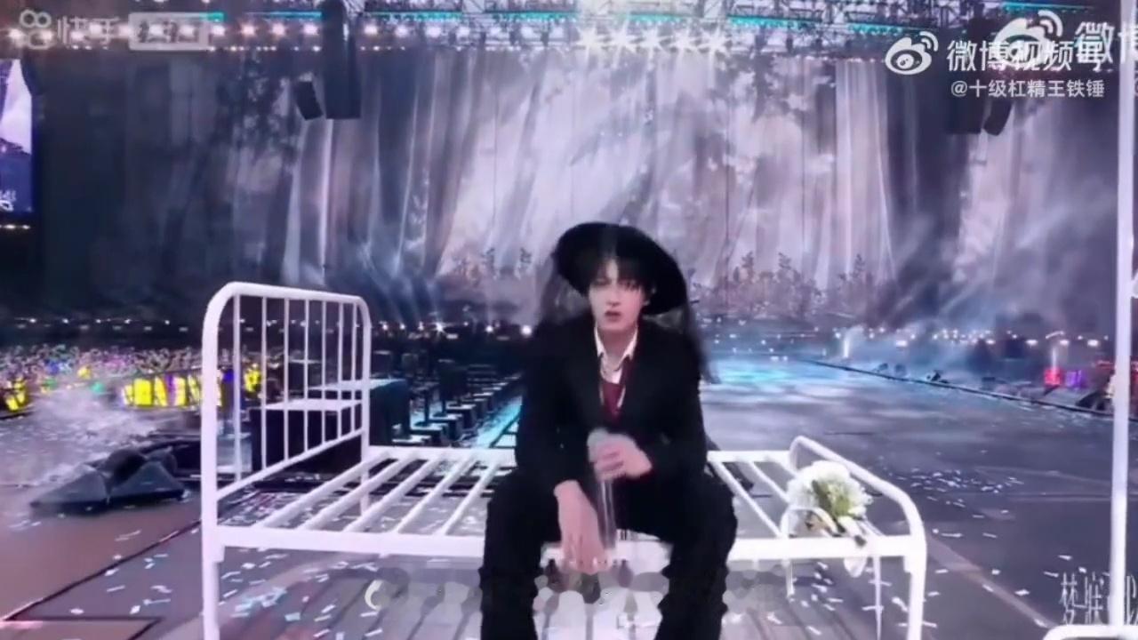 朱志鑫张泽禹舞台放loverboy照片谁家舞台这么杀人诛心，阴天够沉浸了还放lo