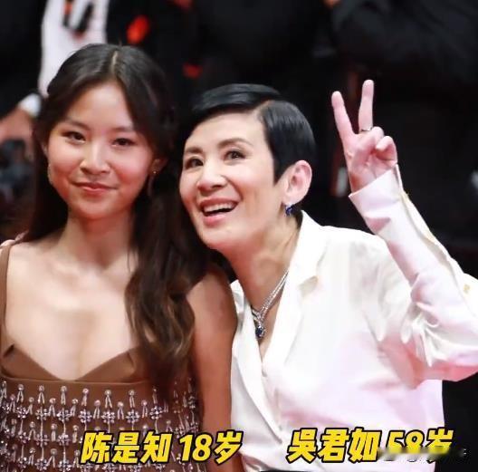 陈可辛带着妻女一家三口现身戛纳走红毯，58岁吴君如状态好惊艳，总觉得她和20年前