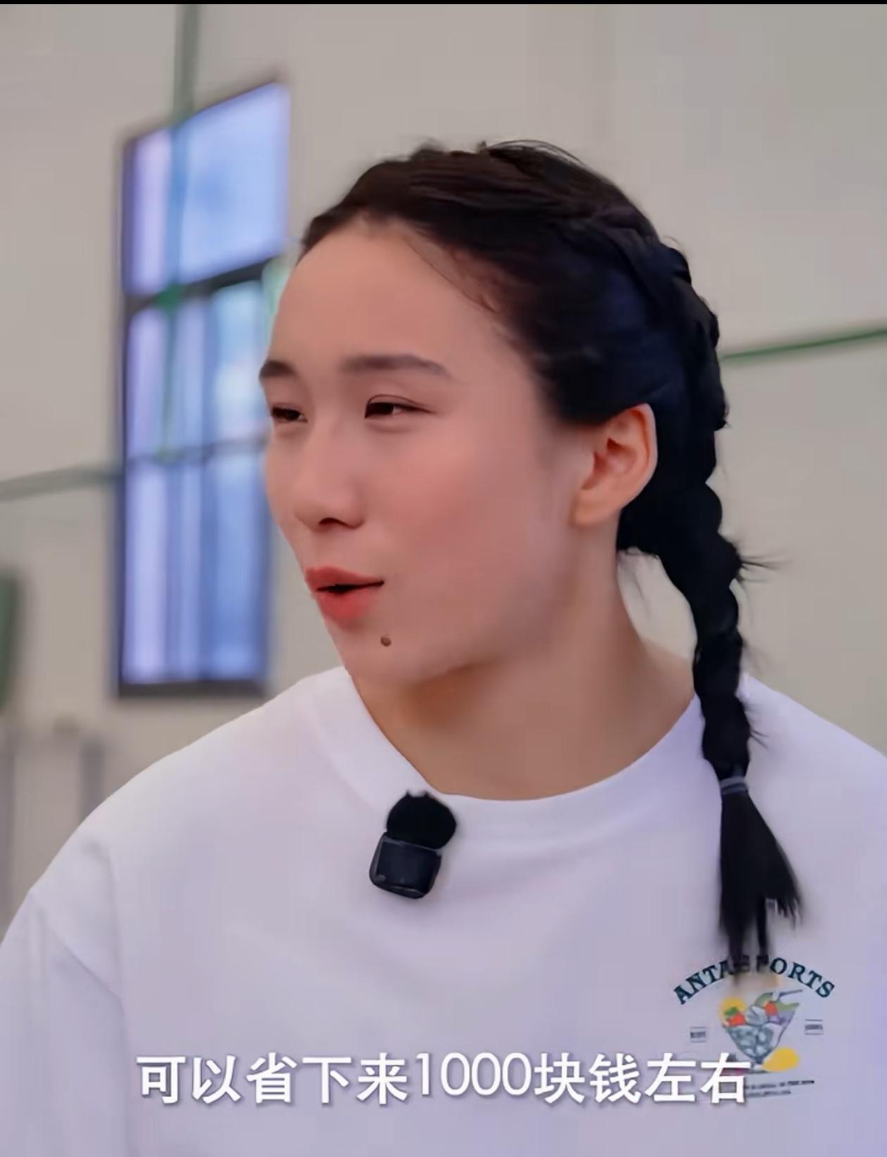 我不佩服陈妤颉三金一银，也不佩服她破了亚洲纪录，但她手头几十万奖金，还能每个月从