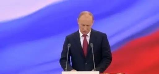 普京曾扔了一句话，全世界的空气都安静了。他曾经说，任何域外军队进乌克兰，俄军都视