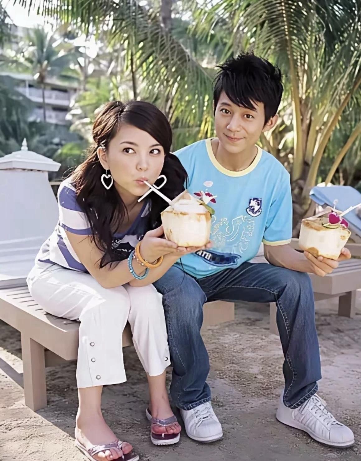 看到何炅和李湘的老照片，我瞬间就破防了！

这照片实在太扎心！当年的何老师还是个