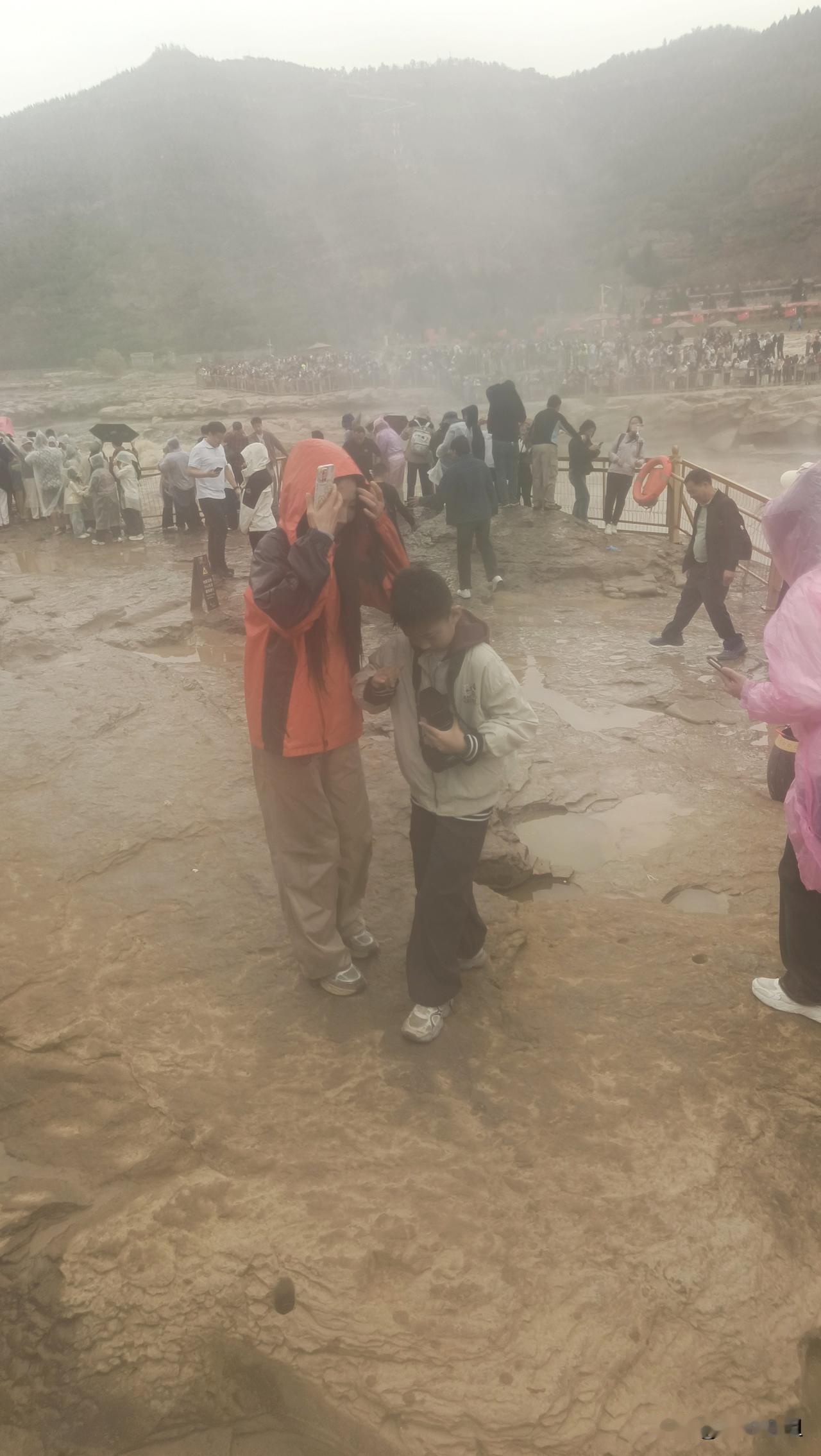 来壶口瀑布一定要记得带雨衣！黄河奔涌冲进壶口，水花漫天飞溅，整片区域都是厚重水雾