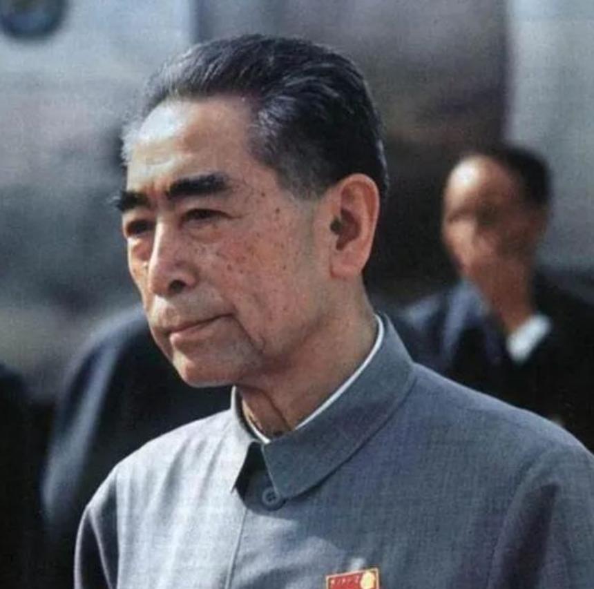 1951 年，经毛主席批准，周恩来到大连休养。考虑到总理外出容易被群众认出，工作