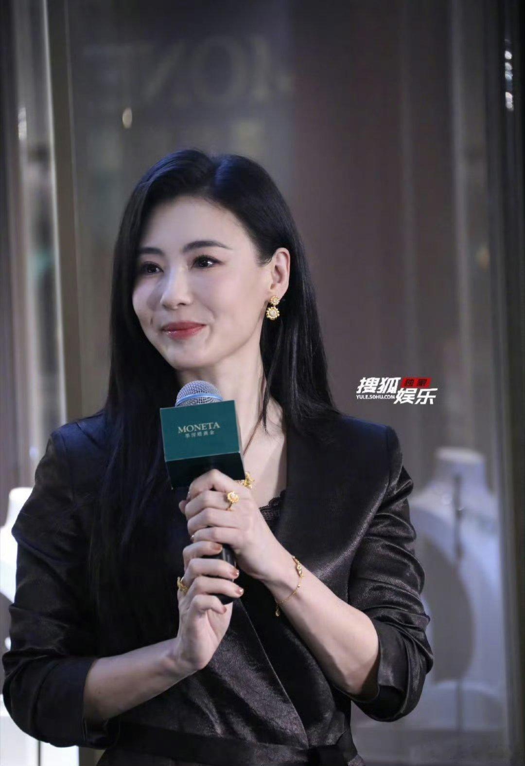 张柏芝黑色套装线下活动状态黑色套装勾勒优越身形轮廓，眉眼灵动神采在线。褪去青涩多