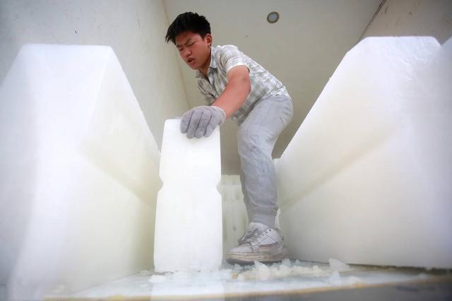 小伙贷100万开制冰厂月赚30万

低调赚钱何必吹，
旺季运气淡季亏。
市场本来