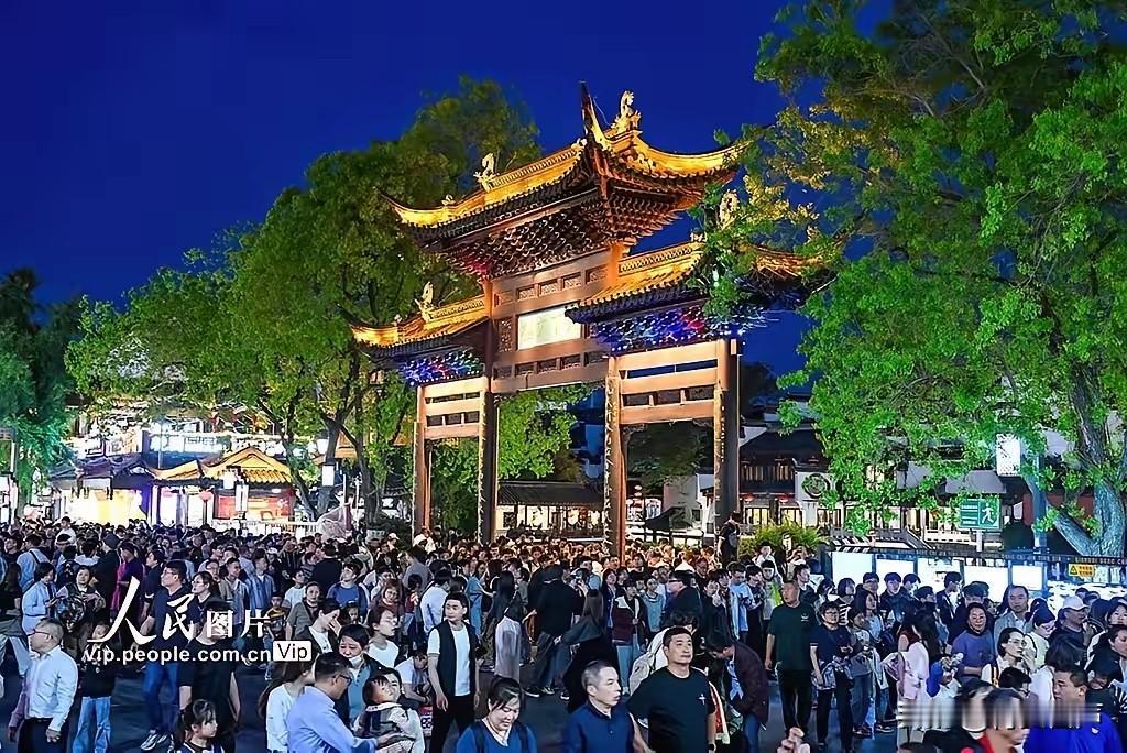 5月3日晚上的南京夫子庙，真可以用人山人海来形容，每个路口都有警卫执勤，用栏杆做