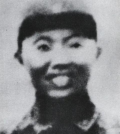 1942年，神枪手王凤麟遭叛徒出卖，被日军围在山上，打到只剩一颗子弹时，他犹豫了