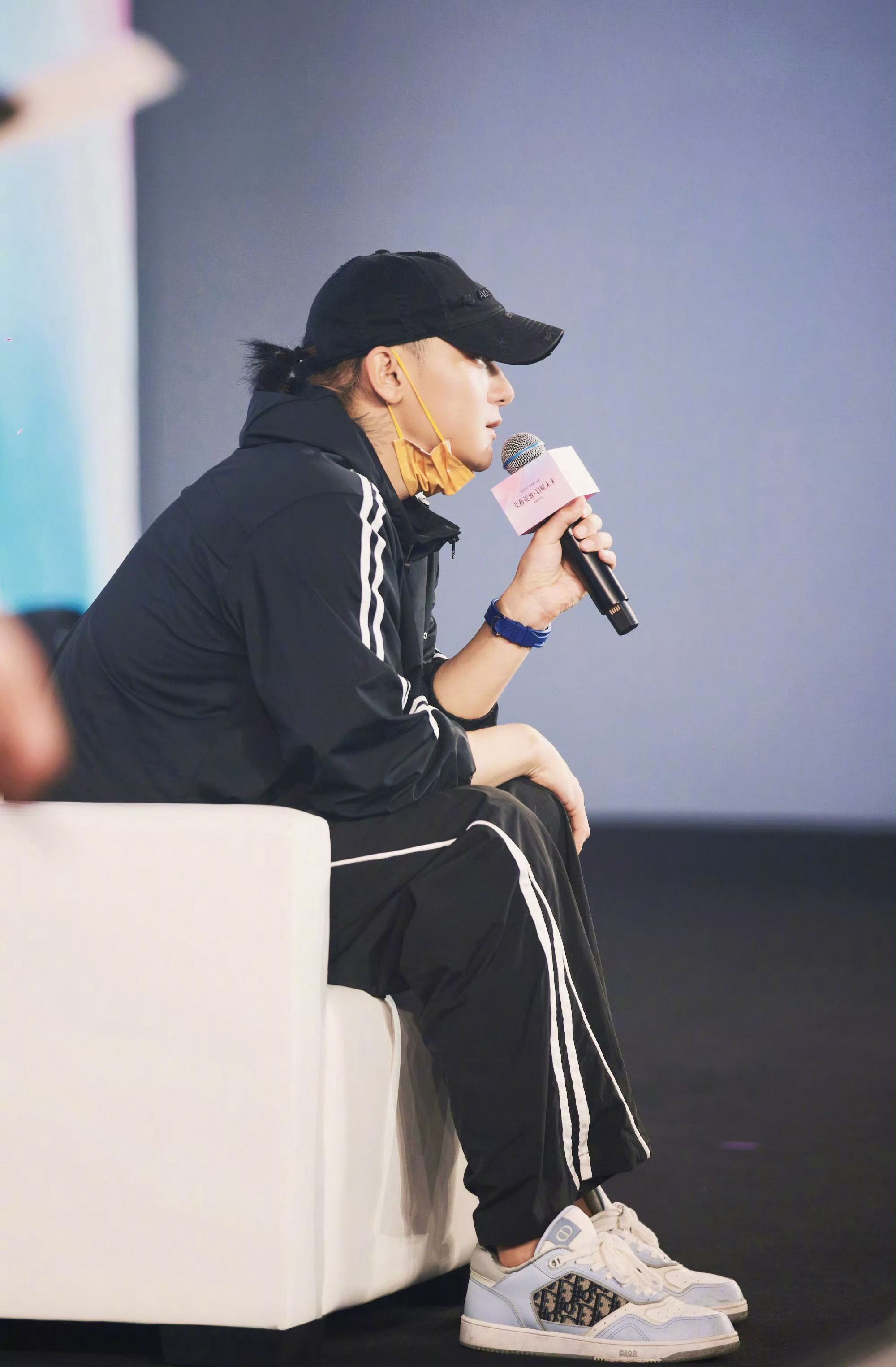 黄子韬卫生巾 黑色异物 这真没必要吧，那么大体量的产品，偶尔有一两个瑕疵不是很正