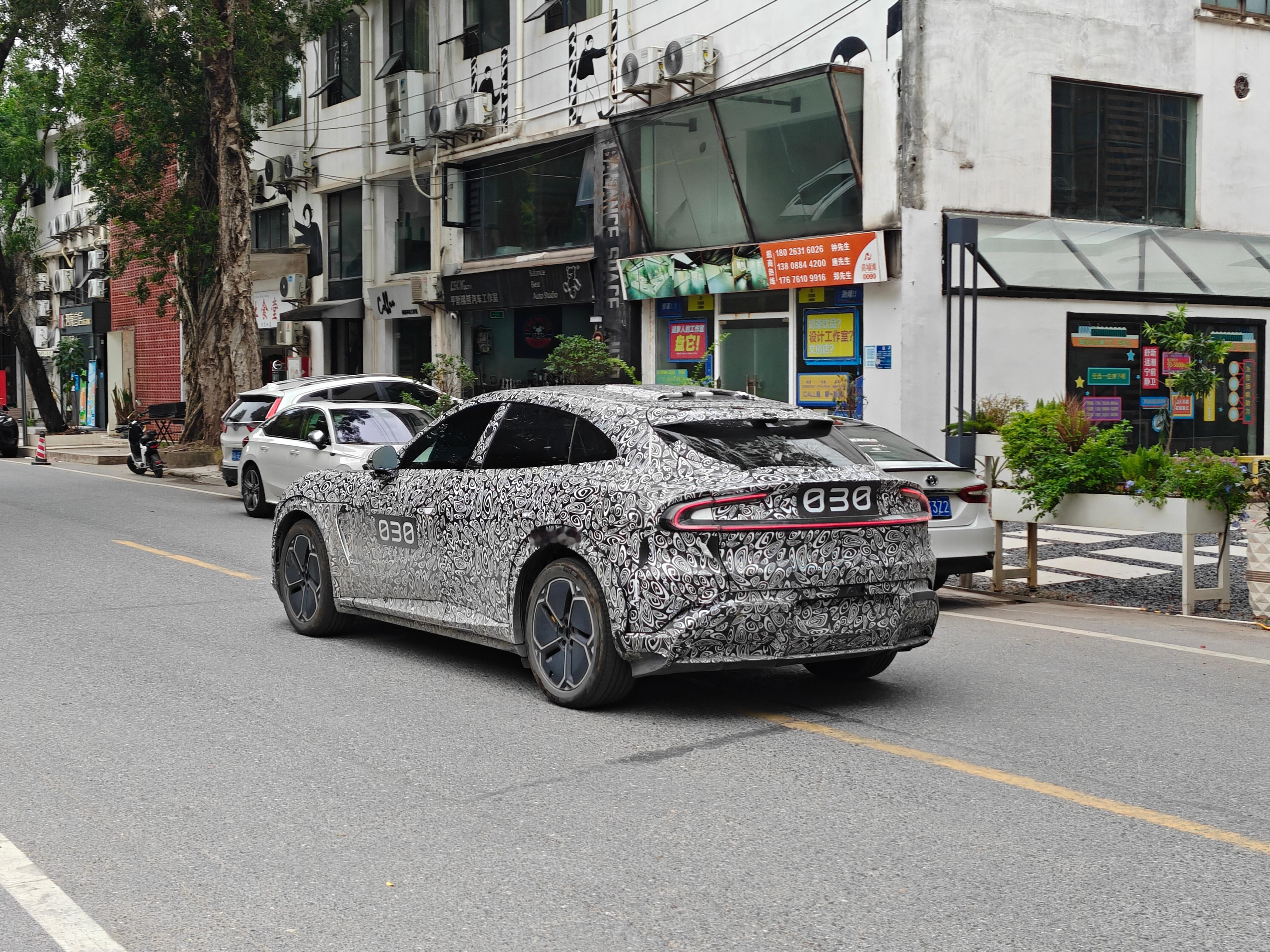 在我们园区出现了一台小米的伪装车。啥情况？ ​​​