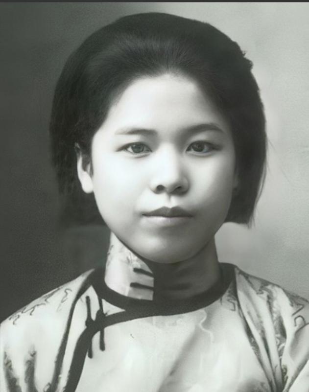 1947年，特务们将杨虎城的夫人谢葆真牢牢捆住，脱下她的裤子后，用针头扎进她的大