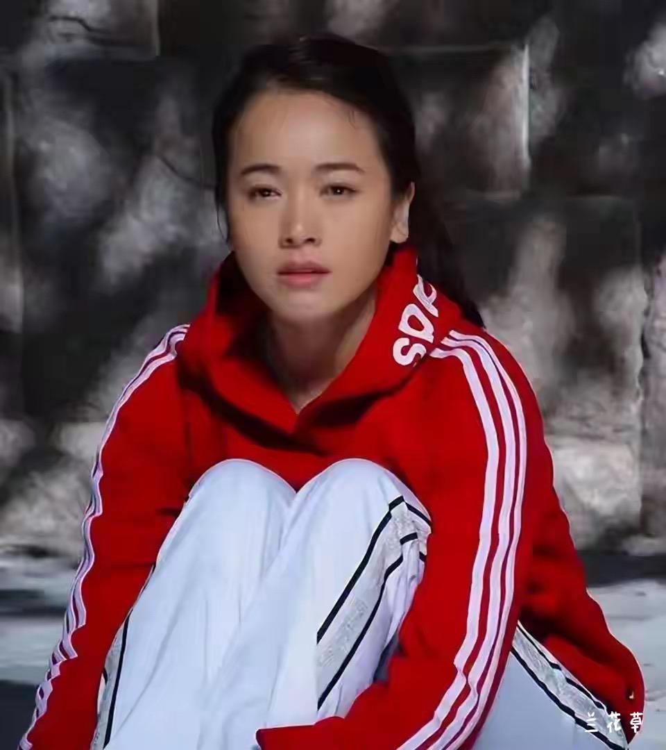 左小青的原生脸很美，清秀，可爱，还有一点小俏皮。