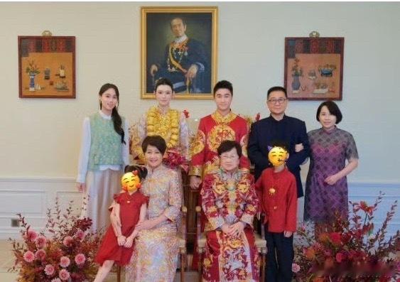 何超欣晒何猷君奚梦瑶全家福何超欣错峰晒出何猷君奚梦瑶澳门答谢宴全家福，满屏都是喜
